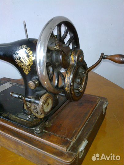 Антикварная швейная машина 