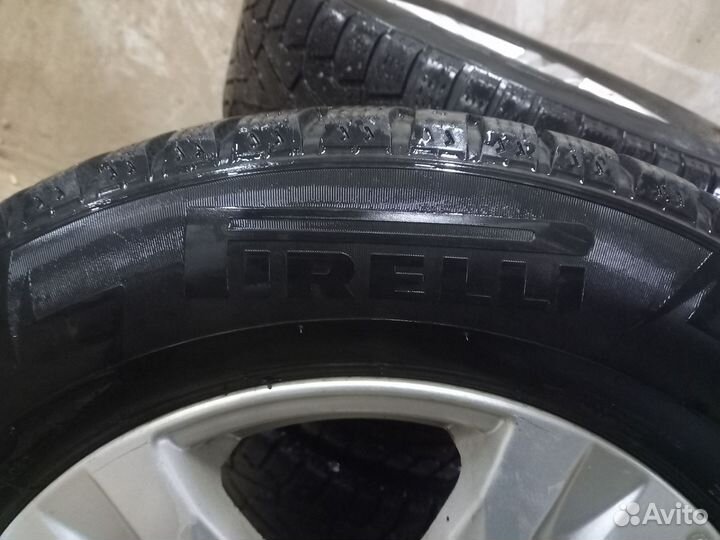Pirelli Formula Ice 215/65 R16