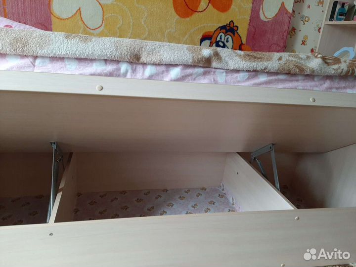 Детская кроватка с маятником и ящиком