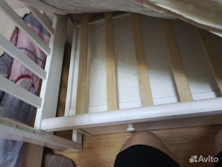 Детская кроватка с маятником и ящиком