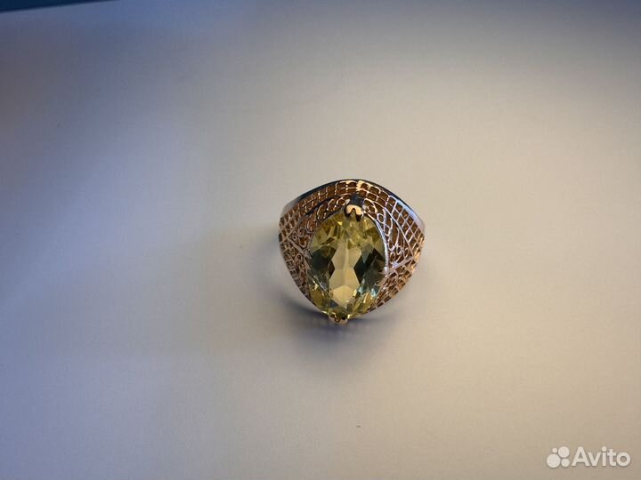 Золотое кольцо с камнем