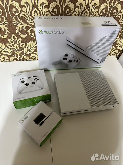 Xbox One S 1tb + 2 геймпада