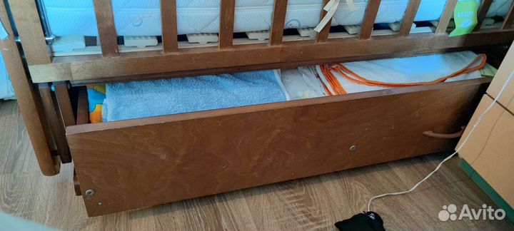 Детская кроватка с маятником и ящиком