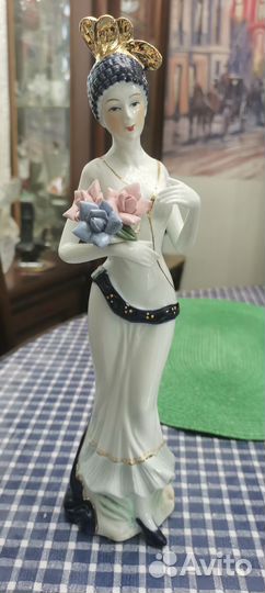 Сервизы, штоф, статуэтки, вазочки