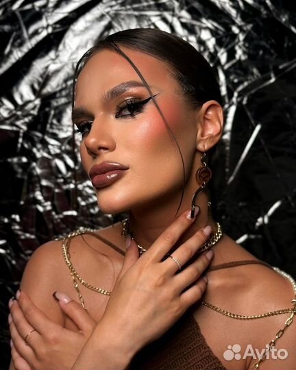 Модель на макияж визажист