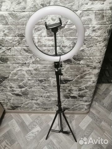Светодиодная лампа на штативе