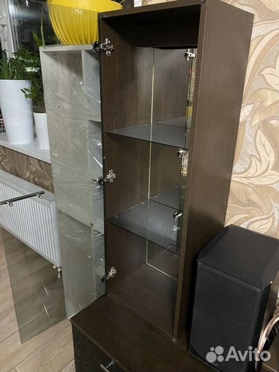 Гостиная: тумба под тв и шкаф со стеклом