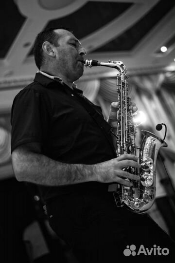 Музыкант певец-саксофонист