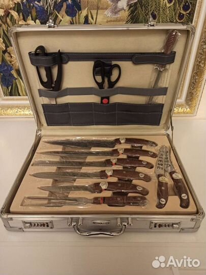 Набор ножей и столовых приборов в кейсе