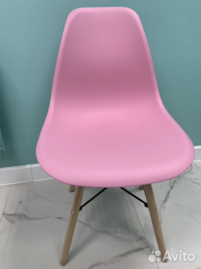 Пластиковый розовый стул