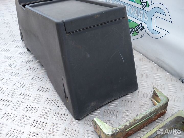 Консоль между сидений Nissan Patrol K160 / K260 92