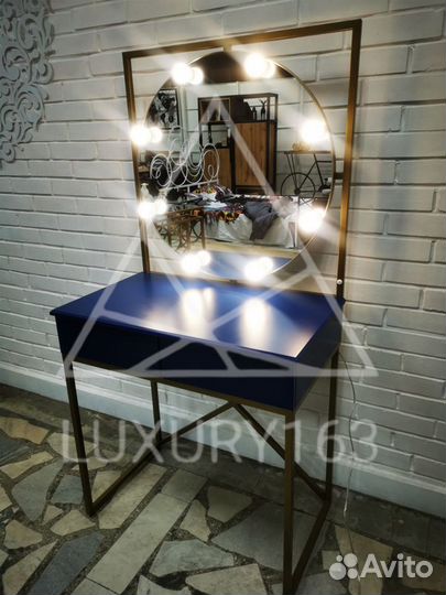 Туалетный столик с зеркалом и подсветкой