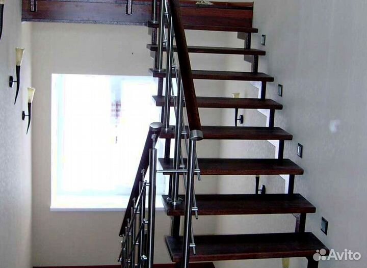 Лестница с забежными ступенями в коттедж