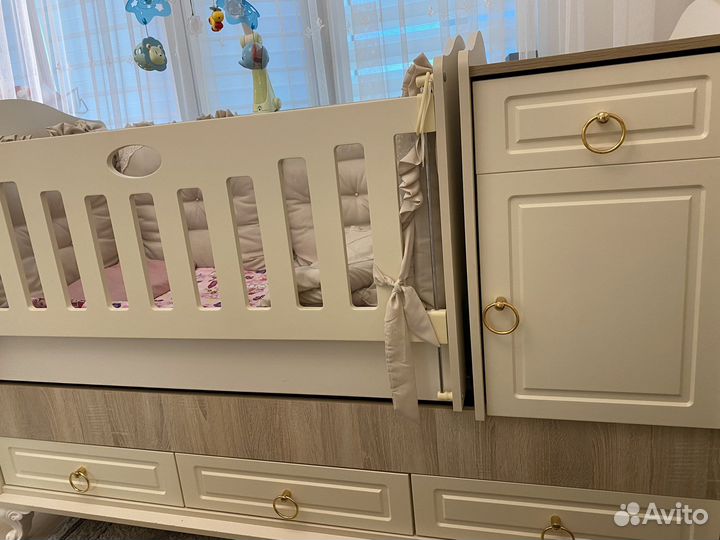 Детская кроватка с маятником и ящиком для белья