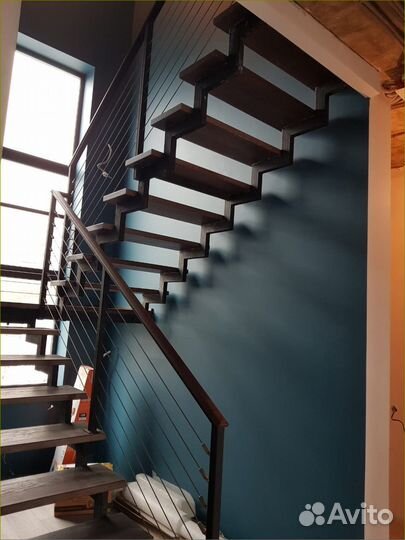 Металлическая лестница на второй этаж