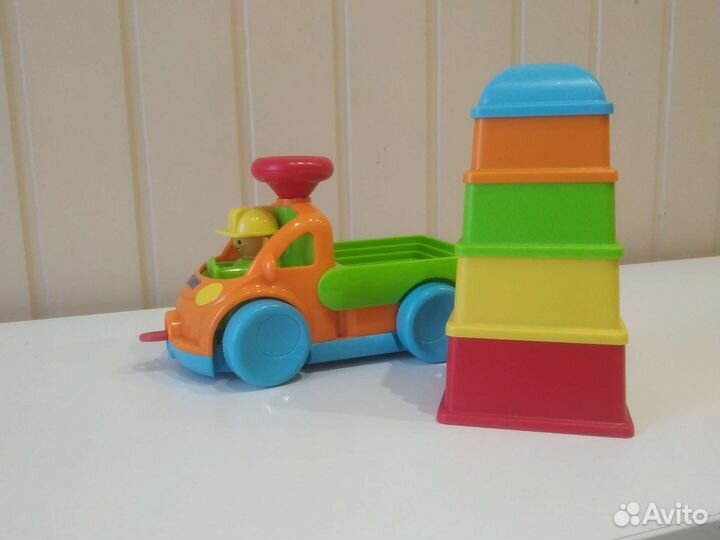 Детские игрушки Грузовичок с пирамидкой Tomy Томи