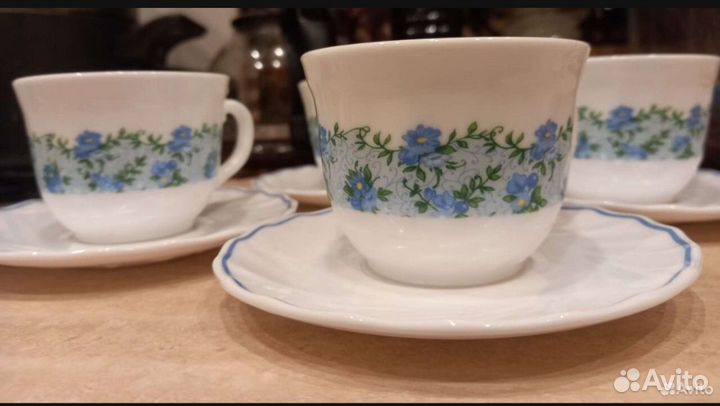 Фарфоровые чашки с блюдцами