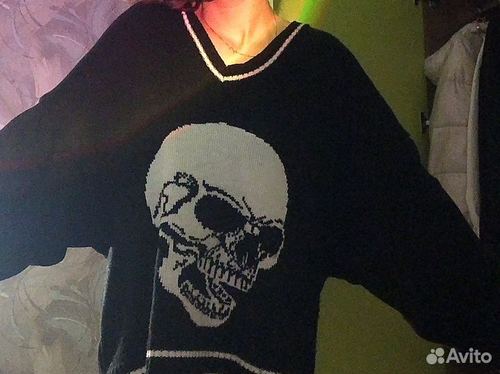 Свитер с черепом