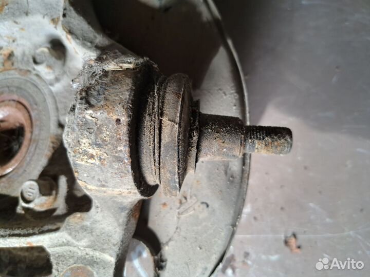 Поворотный кулак передний правый Hyundai Inspire