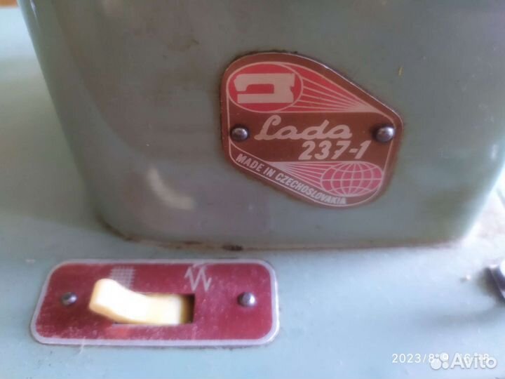 Швейная машина LADA