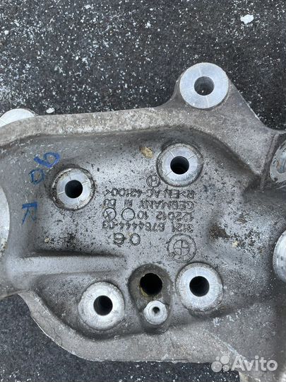 Поворотный кулак передний правый бмв Е87 Е90 Е84