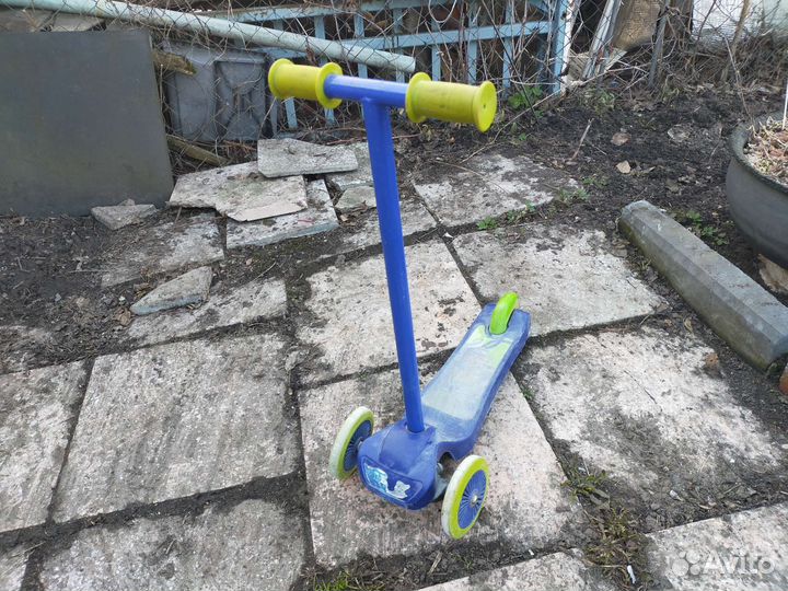 Детский трехколесный самокат