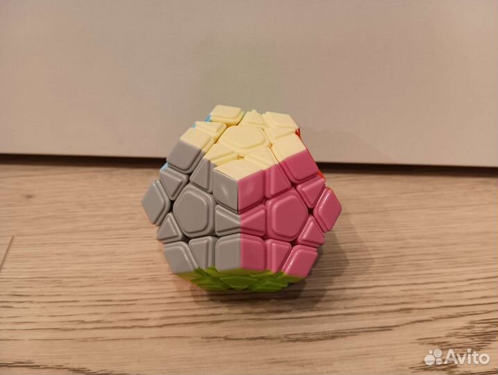 Сборщик кубиков рубиков(в небольших магазинах)