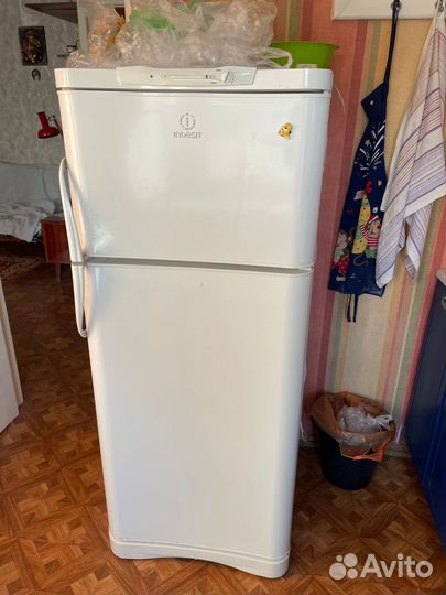 Холодильник Indesit R27G.015 Италия