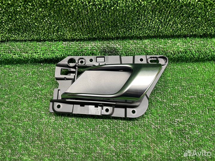 Ручка открывания двери внутренняя, левая задняя