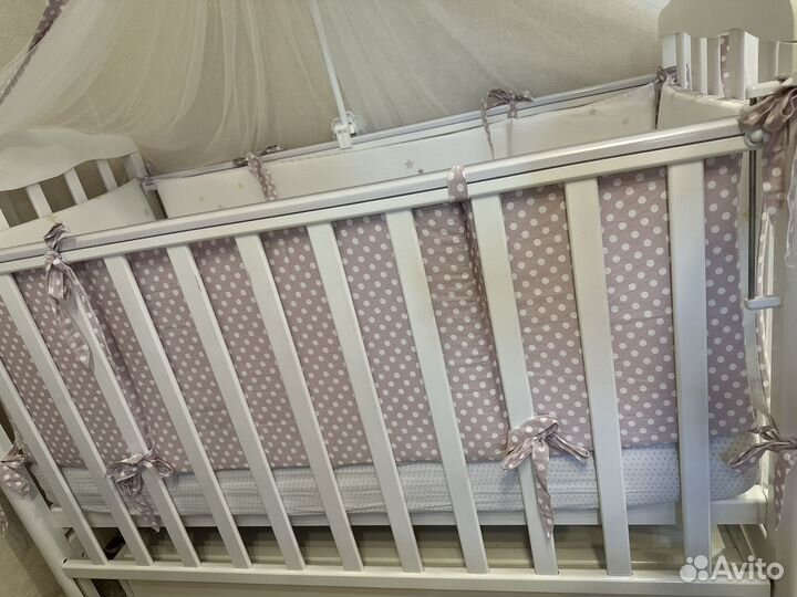 Детская кроватка с маятником и ящиком