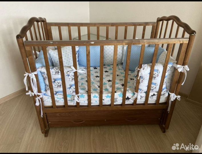 Детская кроватка с маятником и ящиком