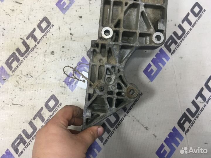 Кронштейн генератора Фольксваген Бора