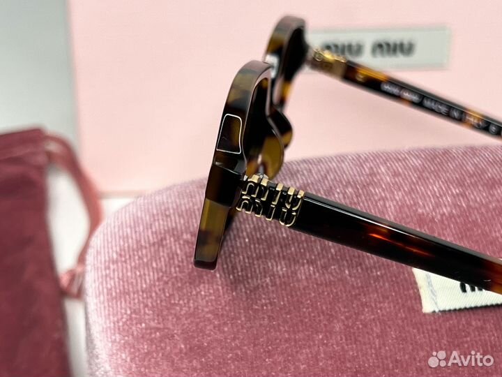 Солнцезащитные очки Miu Miu