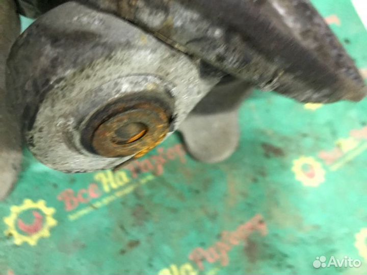 Кулак задний левый Volvo S60 седан 2.8 2000