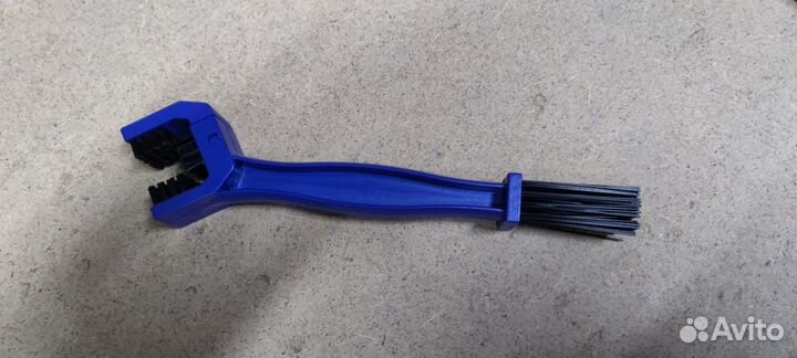 Щетка для чистки цепи мотоцикла