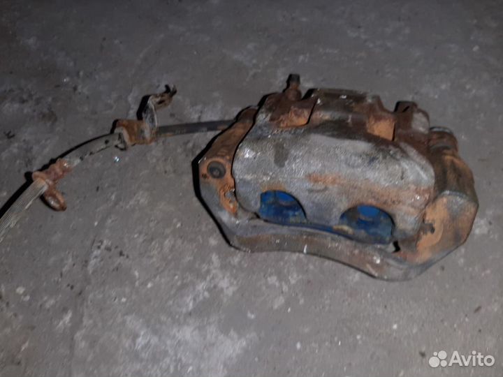 Передний левый суппорт Mitsubishi Pajero Sport 4