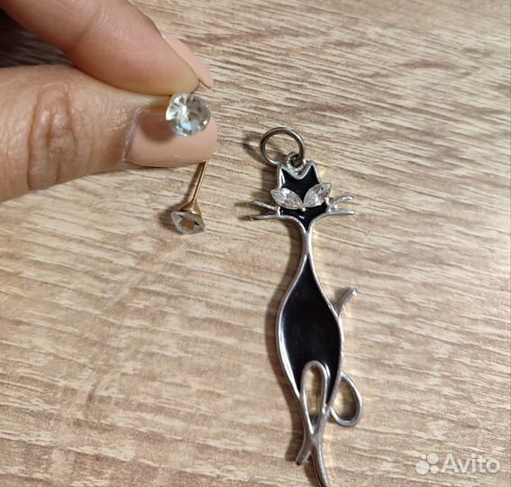 Гвоздики и кулон