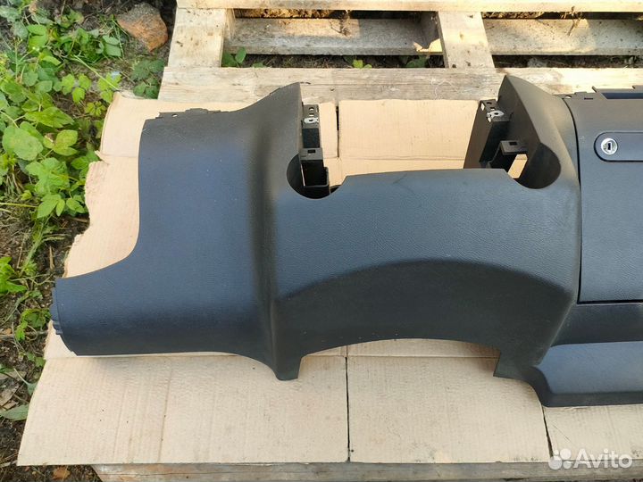 Вставка в торпедо нижняя Volkswagen Touareg I