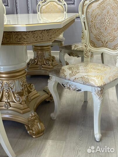 Стол обеденный. В наличии