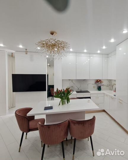 Светлая кухня до потолка в рассрочку. Живые фото