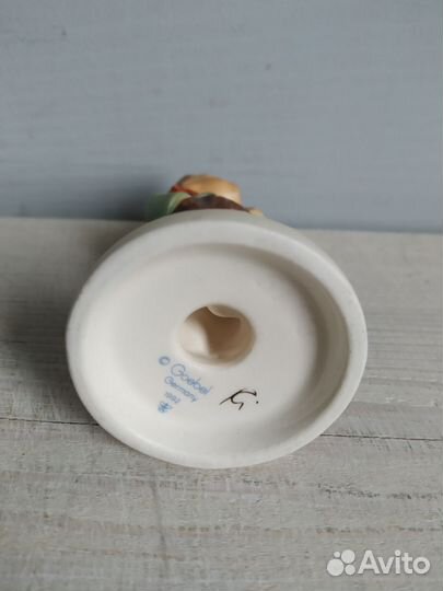 Статуэтка Goebel мальчик с корзиной