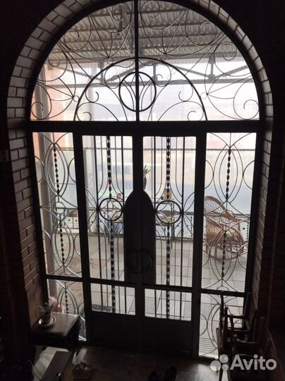 Дверь входная металлическая со стеклом