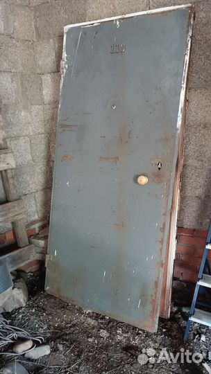 Продается дверь входная металлическая
