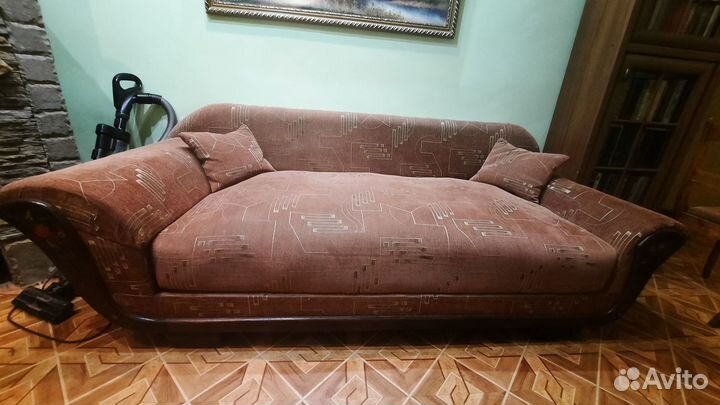 Диван старинной работы