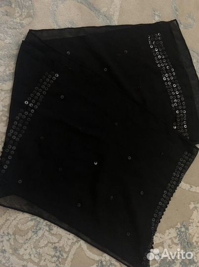 Шарф черный, украшен пайетками