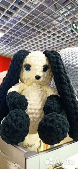 Плюшевый заяц вязаный