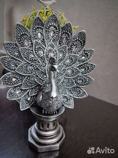 Статуэтка павлин