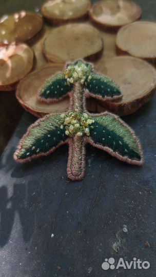 Брошь Крапива