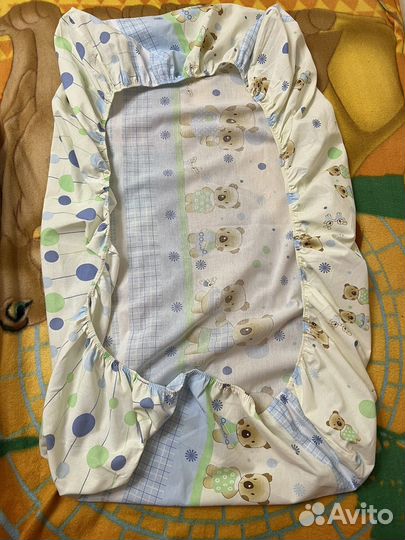 Одеяло, подушка, белье и мобиль для младенца