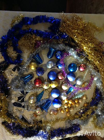 Набор елочных украшений и гирлянда